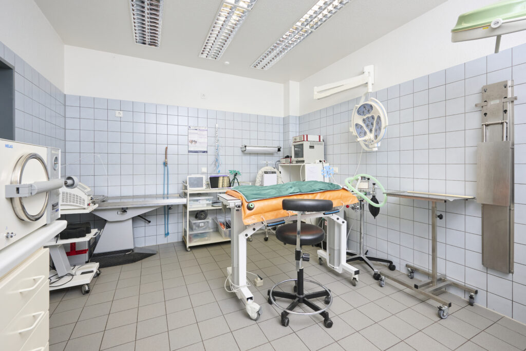 Operationssaal einer Tierklinik mit medizinischer Ausstattung.