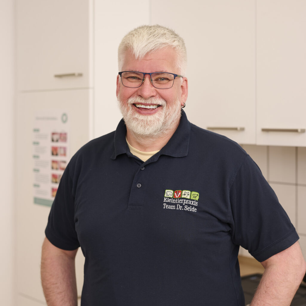 Porträt eines lächelnden Tierarztes in der Tierklinik.